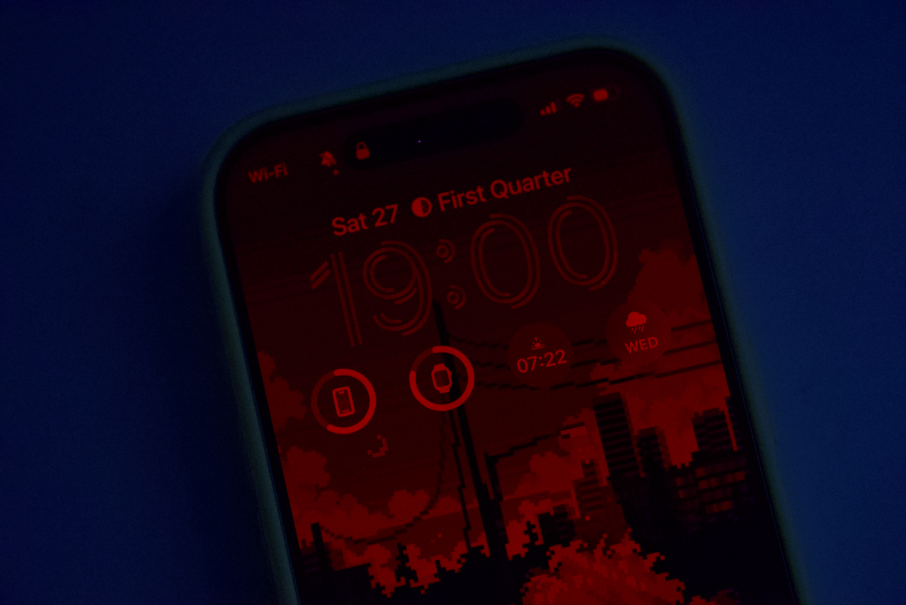 photo of DIY night mode enabled on lock screen